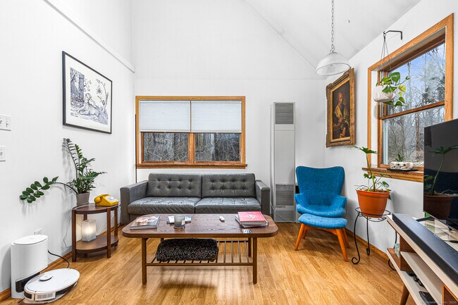 Foto del edificio - 45 Caroline Dr