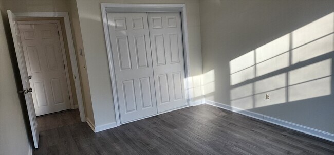 Foto del edificio - 74 Leonard Rd