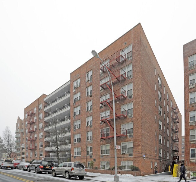 Foto principal - 14430 Roosevelt Ave