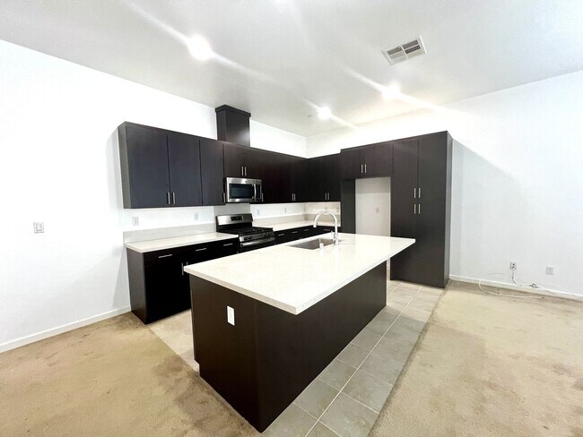 Foto del edificio - Beautiful 2 Bedroom Contemporary Style Townhome for Lease in Brea with Attached 2-Car Garage