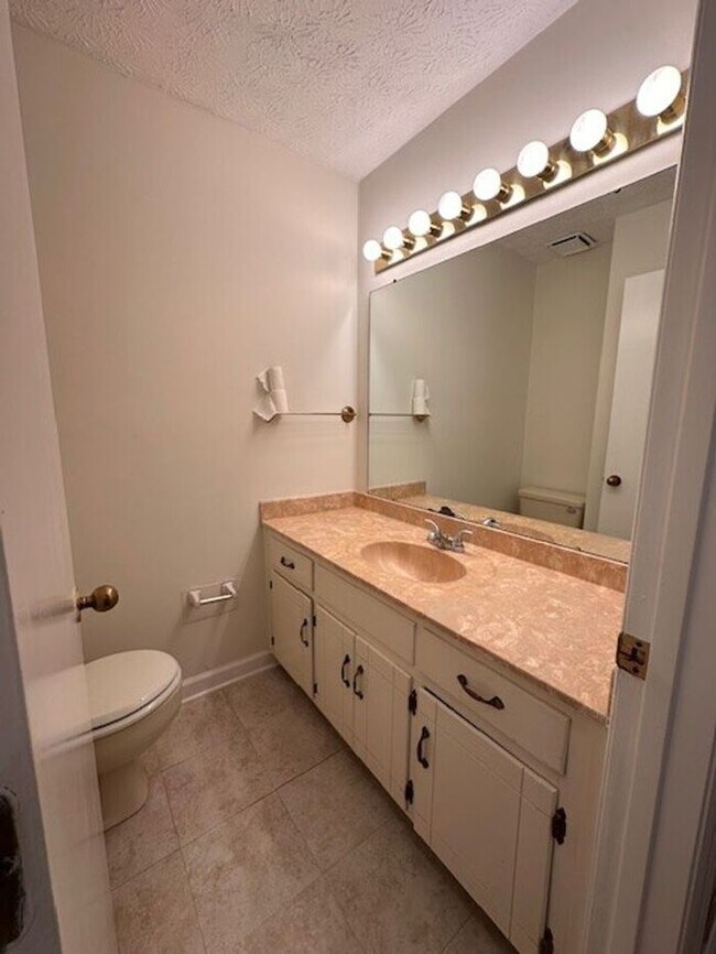 Foto del edificio - Spacious Townhouse in Woodlawn Area