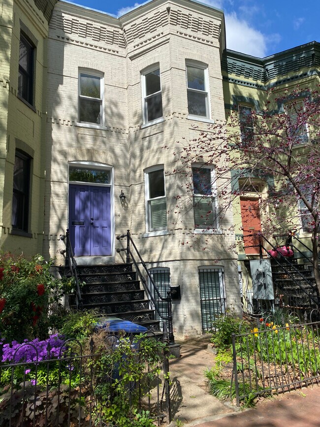 Building Photo - 104 8th St NE