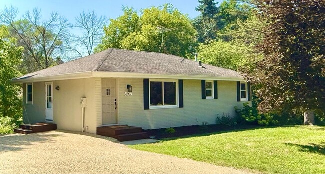 Building Photo - 6907 Berkshire Ln N