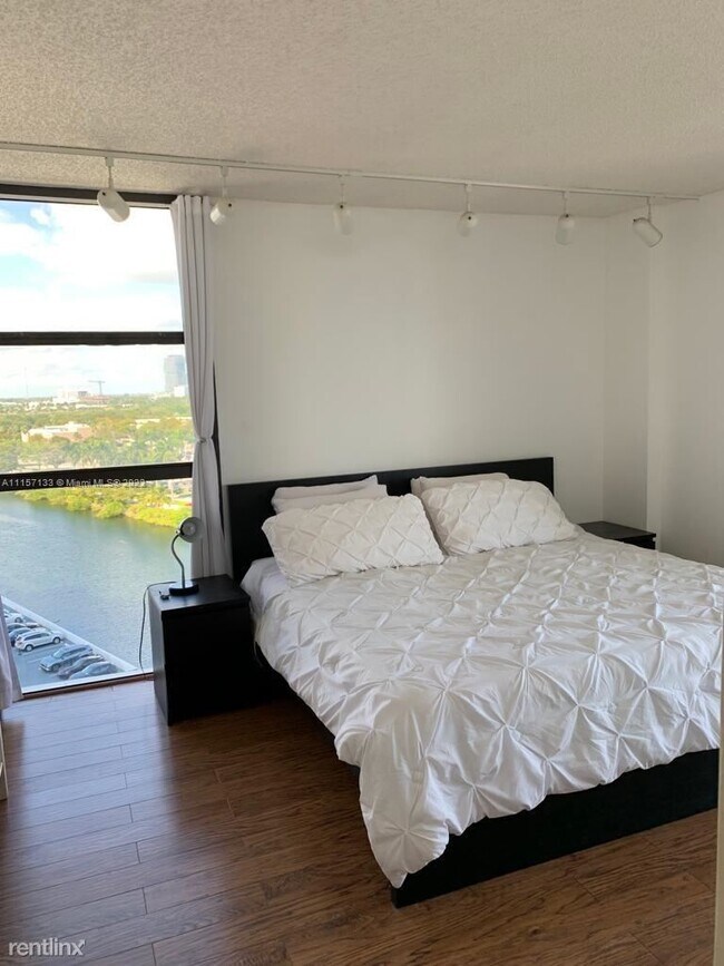 Foto del edificio - 3701 N Country Club Dr