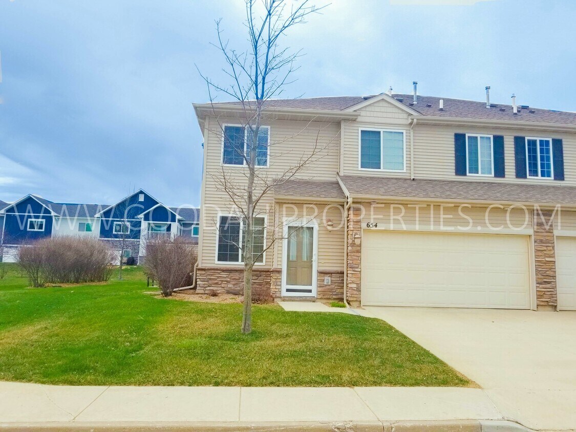 Primary Photo - 3 Bedroom, 2.5 Bath Town Home in West Des ...