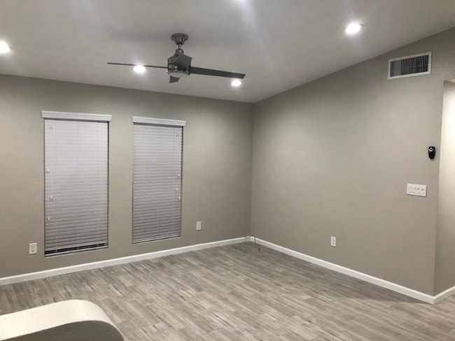 Building Photo - 2328 E 6th St