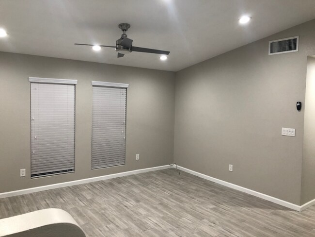 Foto del edificio - 2328 E 6th St