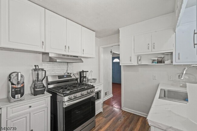 Building Photo - 717 Sheridan Ave