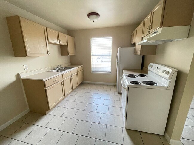 Building Photo - 1705 Cedarhill Dr