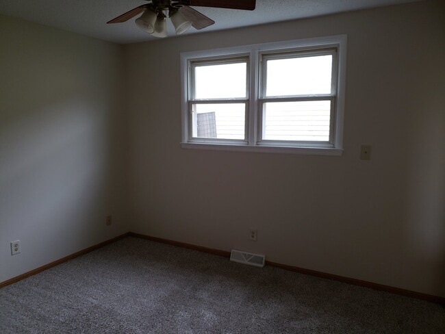 Building Photo - 1 Bedroom, 1 Bath Townhouse LeClaire, IA