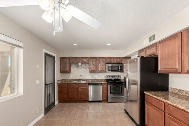 Foto del edificio - 426 E 8th Ave