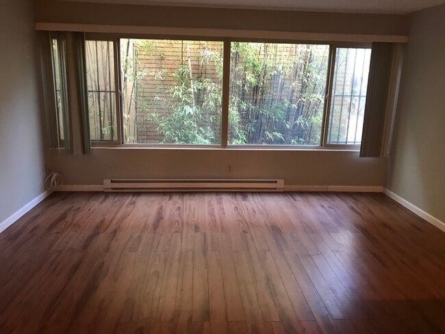 Sala de estar - 414 Belmont Ave E