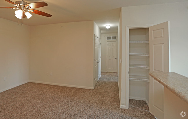 2BR, 2BA - 904 SF - Applegate Farm Apartments