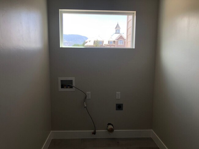 Building Photo - 3 Bedroom Bright and Spacious with Balcony