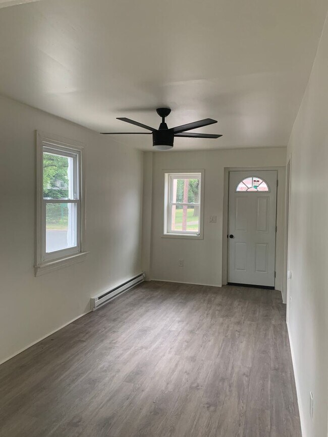 Building Photo - 1 Floor 1 Bedroom, Garage York City SD
