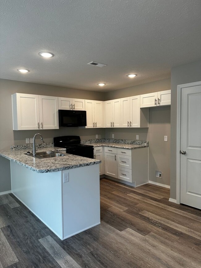 Building Photo - Fenced 3 bedroom home-Westbury Gardens!