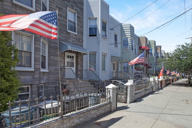 Building Photo - 68 Hausman St