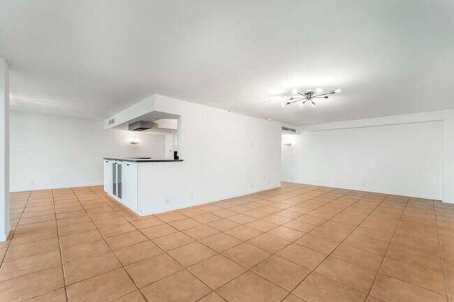 Foto del edificio - Luxury High-Rise Living with Views!