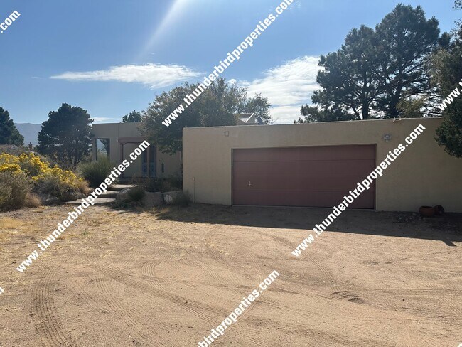 Building Photo - North Albuquerque Acres