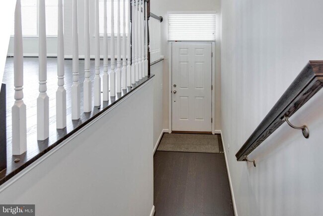 Building Photo - 7921 Breezy Knoll Ln