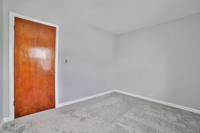 Building Photo - 672 Longmeadow Rd