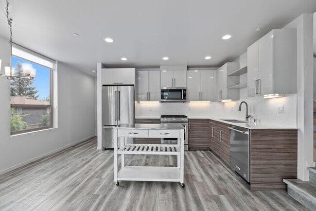 Building Photo - Stunning Ultra-Modern Capitol Hill View Home with Air Conditioning