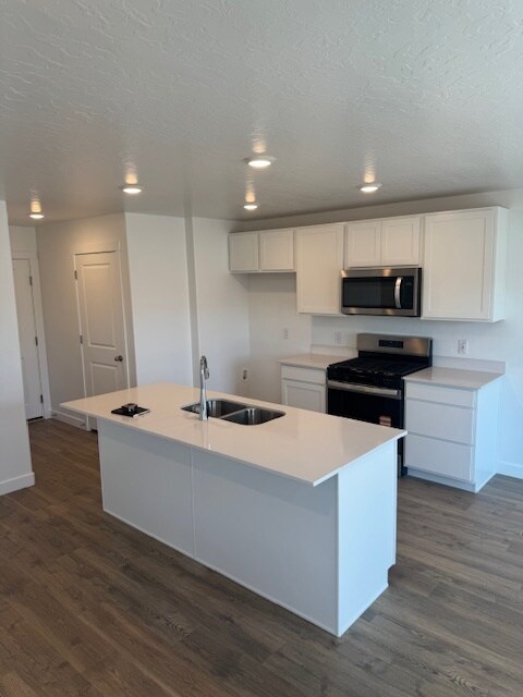 Building Photo - 877 E Oakum Ln