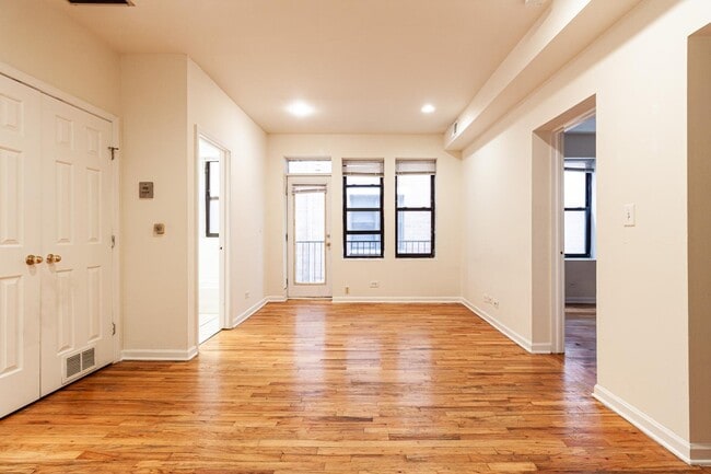Building Photo - 917 W Dakin St