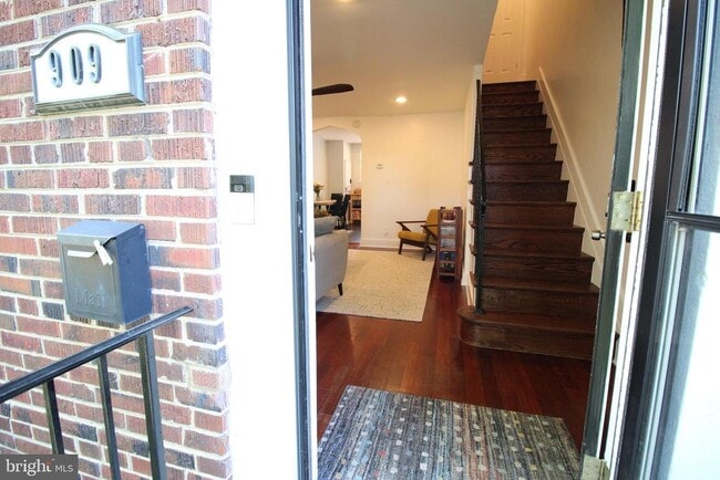 Building Photo - 909 Bashford Ln