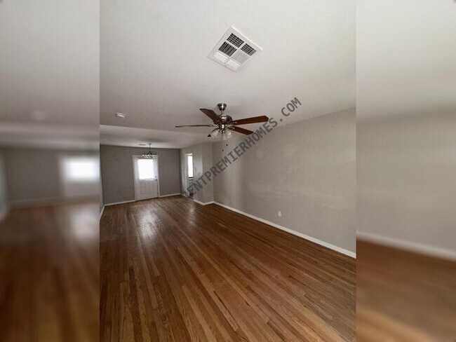 Foto del edificio - 2105 Maple Dr