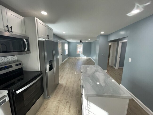 Building Photo - 2 bedroom 1 bath fully renovated house