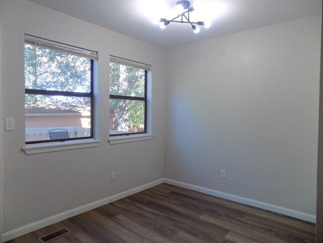 Foto del edificio - 337 Hawthorne St
