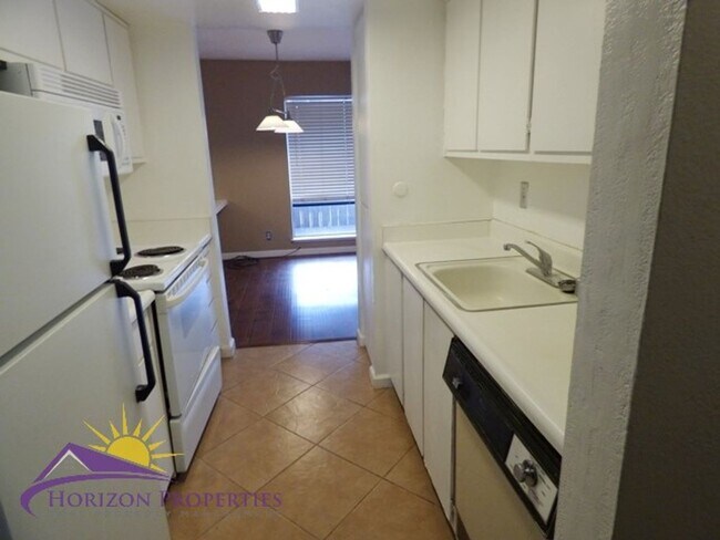 Foto del edificio - MOVE IN NOW! Second Floor 1 Bed 1 Bath 760...
