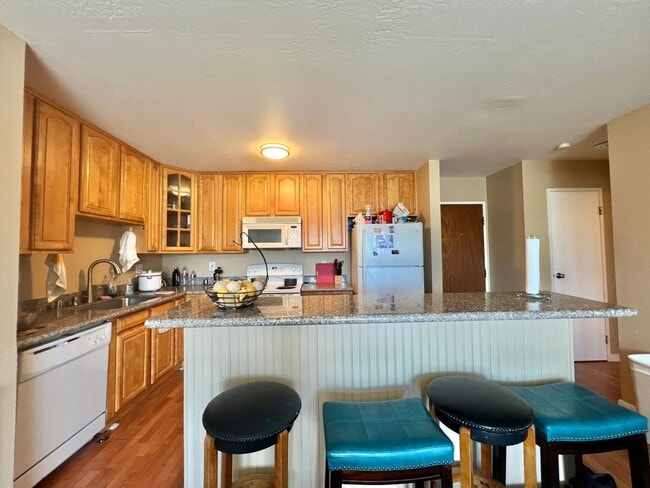 Building Photo - Large 1 bed 1 bath Nestled in Grand Lake Neighborhood