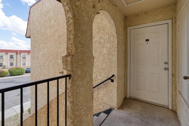 Building Photo - 811 Country Club Dr SE
