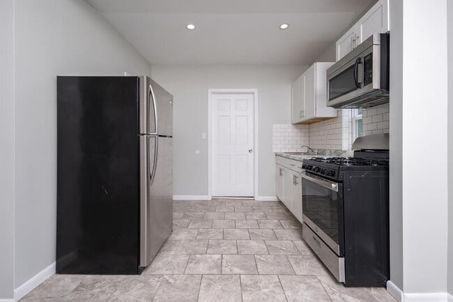 Building Photo - 338 Saratoga St