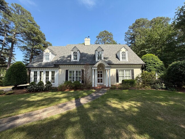 Building Photo - **OFFERING REFUNDABLE APPLICATION FEES** Incredible 5BD, 4.5BA House in Downtown Raleigh on Over ...