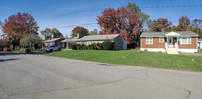 Building Photo - 537 Hawthorn Rd