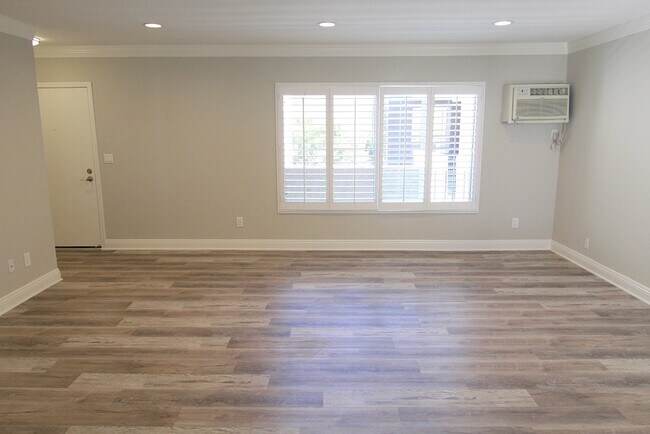Building Photo - 1249 S Bundy Dr