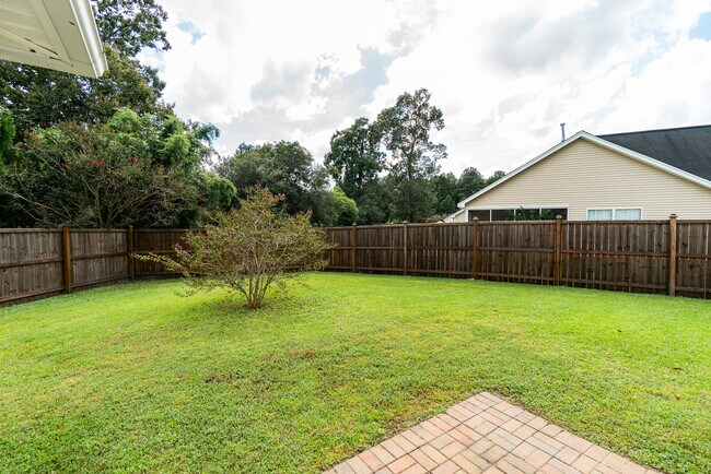 Building Photo - 325 Rose Marie Dr