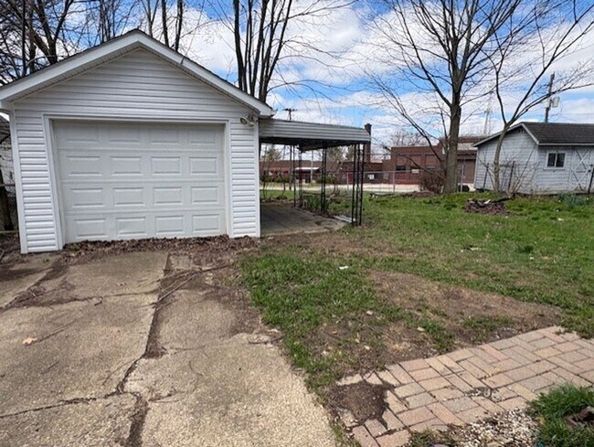 Foto del edificio - Cozy 2-Bed Single-Family in East Akron — Pet-Friendly, Garage + Covered Patio