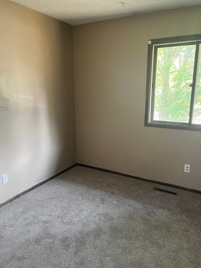 Master - 13049 Saratoga Ln N