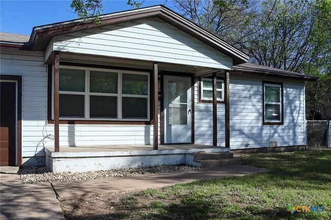 Building Photo - 2701 Hillside Dr