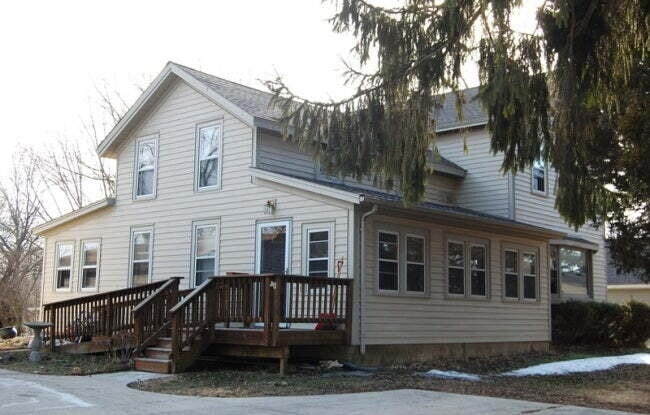 Building Photo - 1 Bed 1 Bath Upper Unit