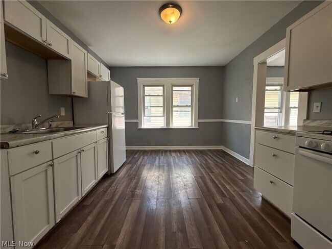 Foto del edificio - 3327 W 88th St