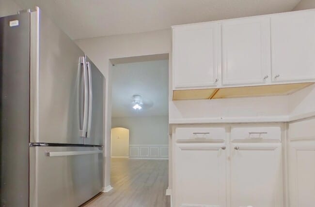 Building Photo - AVAILABLE NOW READY TO MOVE IN