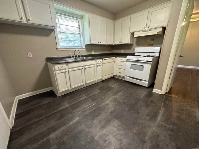 Building Photo - 2 Meadowbrook Dr