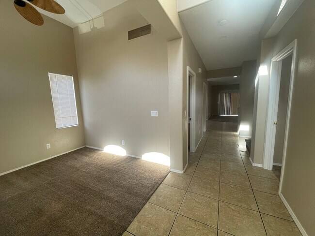 Foto del edificio - 4348 Santa Clarita Ave