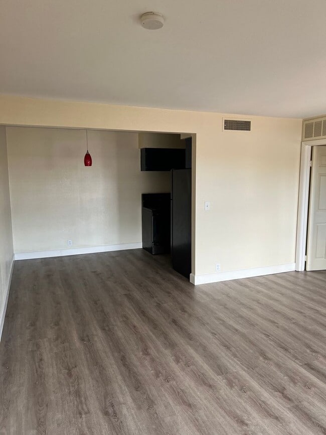 Building Photo - Affordable 1 Bedroom Condo in Central Las ...