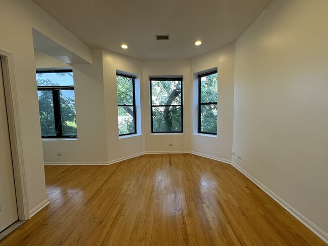 Foto del edificio - 817 N Hoyne Ave